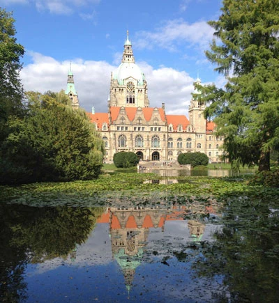 Hannover Rathaus – lokal verwurzelt
